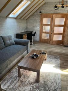克拉多沃Zanes Guest House的客厅配有沙发、桌子和钢琴