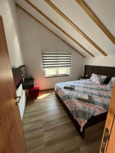 克拉多沃Zanes Guest House的一间卧室设有一张床和一个窗口