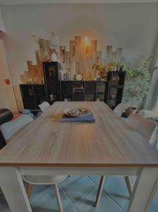 都灵Panoramic 7的一张木桌,上面有比萨饼