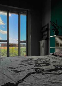 都灵Panoramic 7的一间卧室配有一张带绘画的床铺