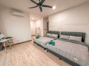 马西[Starry x CREAM] Sea View Apartment 10-12pax *FREE Netflix的一间卧室配有两张床和吊扇