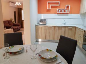 马尔萨斯卡拉Charming apartment-wifi-sleeps 5的一张餐桌、两把椅子和厨房