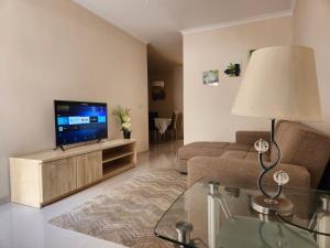 马尔萨斯卡拉Charming apartment-wifi-sleeps 5的一间带电视和沙发的客厅