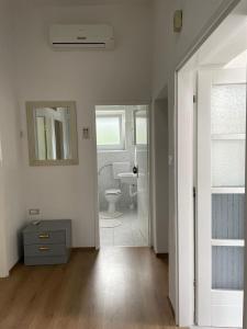 图兰杰Holiday house Fila的白色的浴室设有卫生间和水槽。