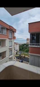 BostancıDeniz manzaralı klimalı daire的从大楼的阳台上可欣赏到风景