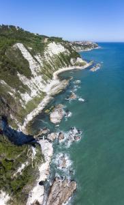 安科纳菲奥里德尔科内罗酒店的海洋和岩石海岸线的空中景观