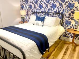 吉姆索普Chalet Retreat w/ Hot Tub, Short Walk to Lake & Pool的一间卧室配有蓝色和白色壁纸的床