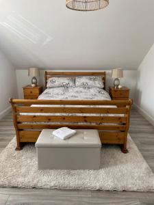 TieveborneGrianan view loft apartment的卧室配有一张大型木床和地毯。