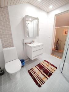 波里Ruma ankanpoikanen的白色的浴室设有卫生间和水槽。