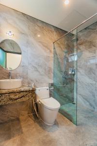 富国Palm Bay Resort Phu Quoc的浴室配有卫生间、盥洗盆和淋浴。