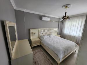 BostancıDeniz manzaralı klimalı daire的卧室配有白色的床和镜子