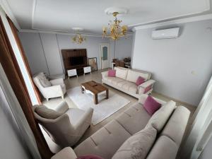 BostancıDeniz manzaralı klimalı daire的享有客厅的顶部景致,客厅配有沙发和椅子
