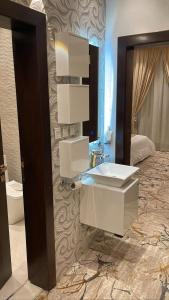 海米斯穆谢特فندق pulse للأجنحة الفندقية的一间带水槽和镜子的浴室