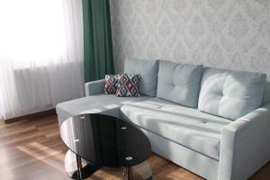锡比乌Green Apartment的带沙发和咖啡桌的客厅