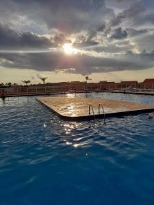 迈林克Chalé em Resort的水中设有坡道的游泳池
