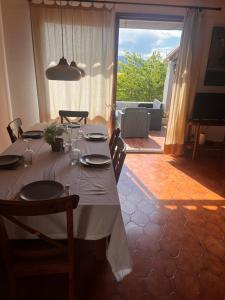 卡西斯LA BOHÊME by K6 Conciergerie Villas的餐桌上配有白色桌布