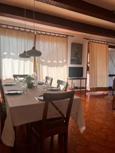 卡西斯LA BOHÊME by K6 Conciergerie Villas的一间带桌椅和电视的用餐室