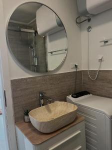 斯塔里格勒Secret Place Apartment的一间带大水槽和镜子的浴室