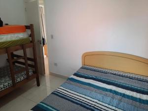 迈林克Chalé em Resort的小卧室设有一张床和梯子