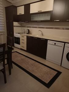 BostancıNERİ HOME的一个带水槽和洗碗机的厨房