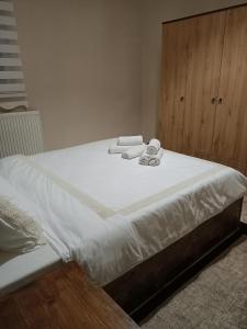 BostancıNERİ HOME的一张带白色床单和毛巾的床