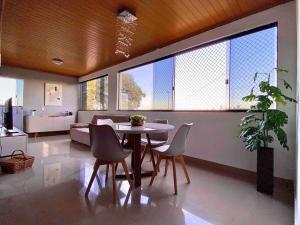 巴西利亚3 Quartos Com Vista Espetacular的客厅配有桌椅和沙发