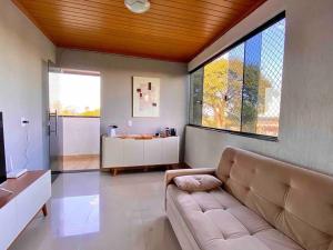 巴西利亚3 Quartos Com Vista Espetacular的带沙发和大窗户的客厅