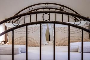 帕诺尔莫斯斯科派洛斯Sofi's House Skopelos的配有白色床单和白色枕头的金属床