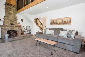 大熊湖2307-Maltby Modern Log Cabin chalet的带沙发和壁炉的客厅