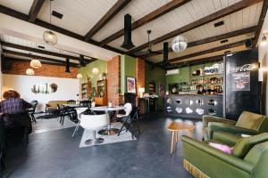 哈普萨卢海尔玛努斯玛雅酒店的一间设有绿色家具和桌椅的餐厅