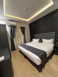 利雅德Riyadh Inn Hotel的一间卧室,卧室内配有一张大床
