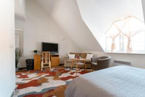 哈普萨卢海尔玛努斯玛雅酒店的一间卧室设有一张床和一间客厅。