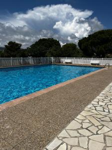 卡西斯LA BOHÊME by K6 Conciergerie Villas的蓝色的海水和白色的围栏游泳池
