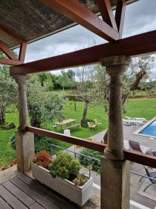CovasCasa Branca的享有庭院和游泳池景色的门廊