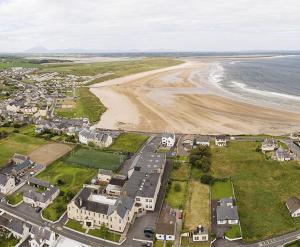 恩尼斯克朗Golf'Inn Enniscrone的海滩旁小镇的空中景色