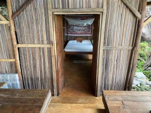 AmpangorinanaMakako Lodge的一座小木房子,里面设有床