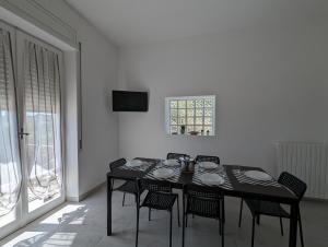 VillamagnaHoliday House的一间用餐室,配有黑色的桌子和椅子