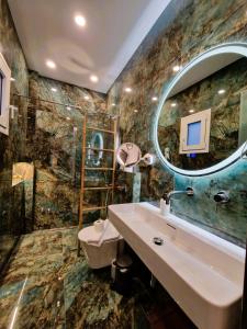 波罗斯克里斯蒂娜公寓式酒店的一间带水槽和镜子的浴室