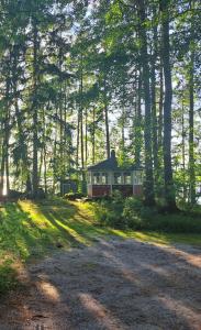PirkkalaLakeside Villa Lehtiniemi的森林中间的房子