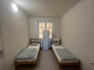 安特卫普Bkenkember Aprt的客房设有两张床和一台冰箱。