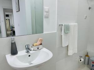普拉亚Techas City Center Luxurious Suites & Rooms的白色的浴室设有水槽和镜子