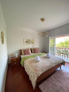 塞尔瑟Apartment 'Amano'的一间带大床的卧室和一个阳台