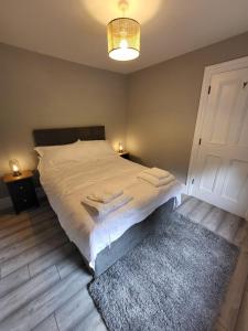 KilcolganTeresa's Cottage的卧室配有一张大白色的床和地毯