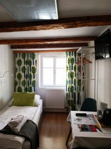 萨尔茨堡姜戈夫施城市酒店的客房设有床、桌子和窗户。