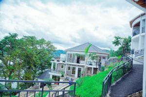 吉塞尼KIGUFI HILL, Agape Resort & Kivu Edge的山丘上带阳台的房子