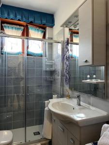 弗洛里Furore house of Benedetta的一间带水槽和玻璃淋浴的浴室