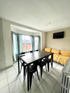 圣卡洛斯-德巴里洛切Antu Mahuida Apartments的一间带桌椅和沙发的用餐室
