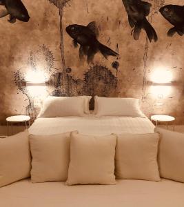 波尔图圣保罗Il Borgo Boutique Rooms by KasaVacanze的卧室配有一张墙上有鱼的床