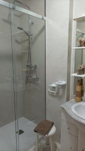 拉赫Apartamento A Atalaia的一间带玻璃淋浴和水槽的浴室