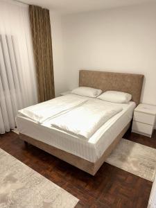Dubrave GornjeApartment Paradise Enver的一间卧室配有一张带白色床单的大床